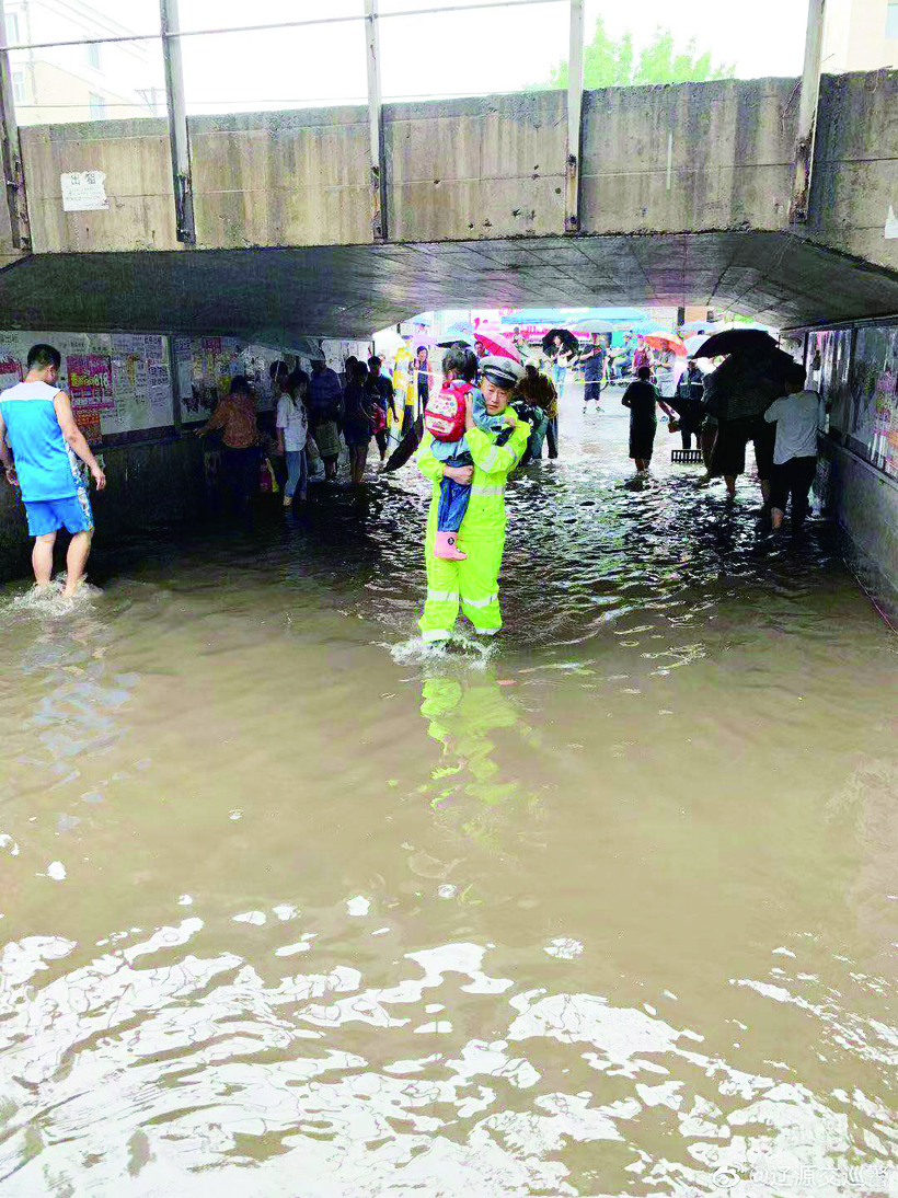 吉林省交警部门迎战强降雨天气 确保道路交通安全畅通