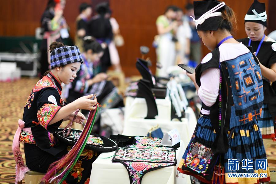 贵州:舞动指尖 巧手脱贫 贵州:舞动指尖 巧手脱贫