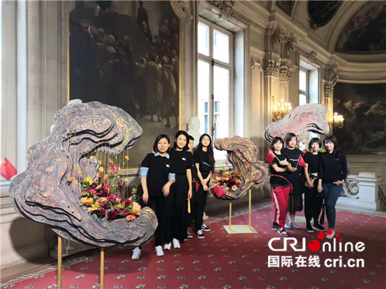 比利时布鲁塞尔开启“鲜花时光” 中国花植艺术家奉献精彩作品