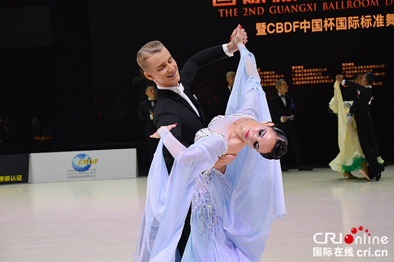 第二届广西国际标准舞世界公开赛举办 数千名“舞林高手”同台竞技