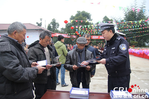 图片默认标题_fororder_宜宾县公安交警深入村组开展网络“直播”活动3
