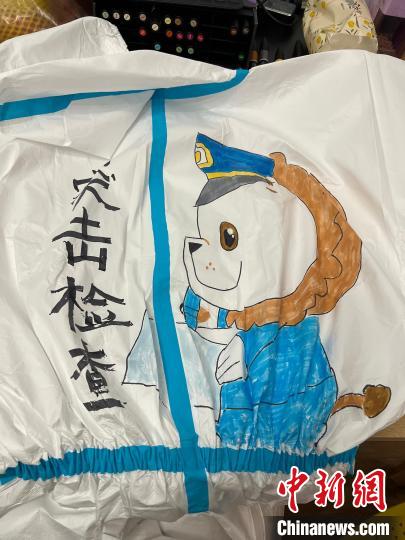 (上海战疫录)“背”感温暖 三位“90后”姑娘化身“战袍画手”为抗疫加油