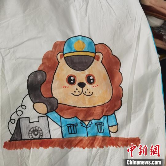 (上海战疫录)“背”感温暖 三位“90后”姑娘化身“战袍画手”为抗疫加油