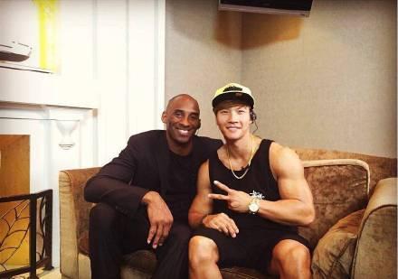 科比教金钟国打篮球? 刘烨与科比合影调侃自己头大-国际在线