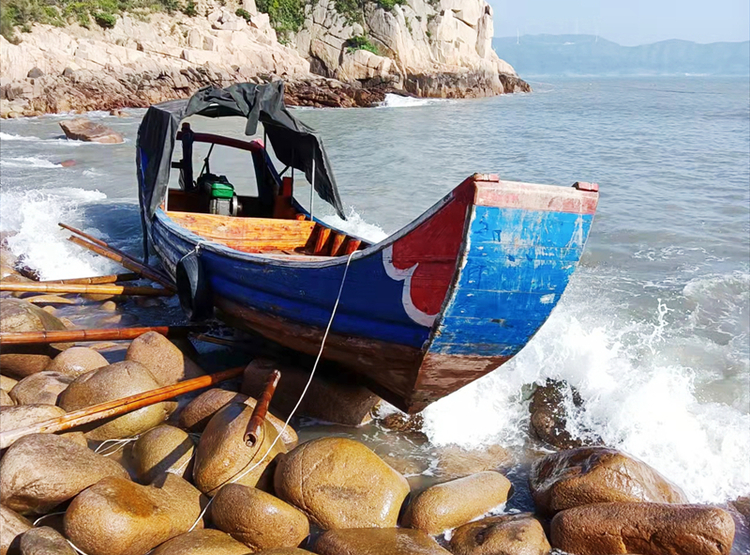 宁德霞浦公安解救三名海上遇险人员_fororder_搁浅礁石堆的“小挂机”