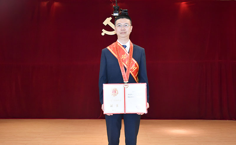 四川自贡:工艺设备行业典范 潘登荣获全国五一劳动奖章称号_fororder_荣获2022年全国五一劳动奖章称号(摄影-赵丽)