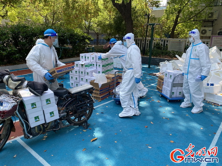 【图片故事】“守沪者联盟”丨探访上海抗疫一线:当“地下党李侠”成了“志愿者大白”