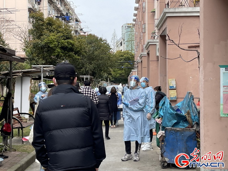 【图片故事】“守沪者联盟”丨探访上海抗疫一线:当“地下党李侠”成了“志愿者大白”