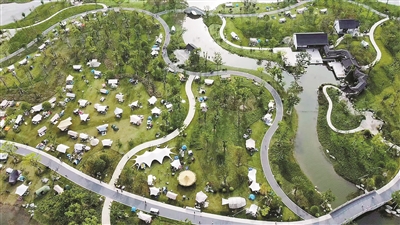 西湖:“城市露营”成假日游热点 西湖:“城市露营”成假日游热点