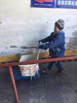 六岁男孩寒冬送快递：救助已启动 将安排入学
