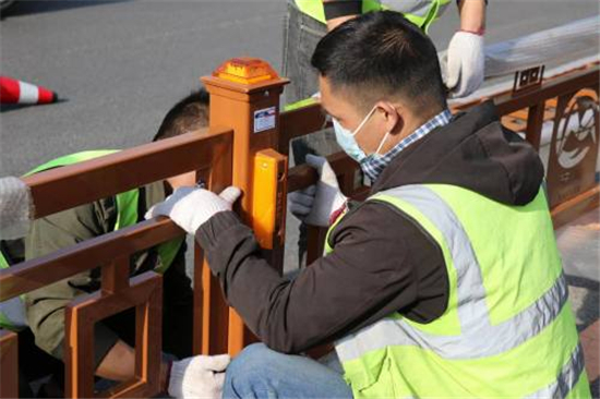 鞍山市城区道路护栏陆续升级改造_fororder_五一期间，员工在加紧安装护栏。供图 鞍山公安局