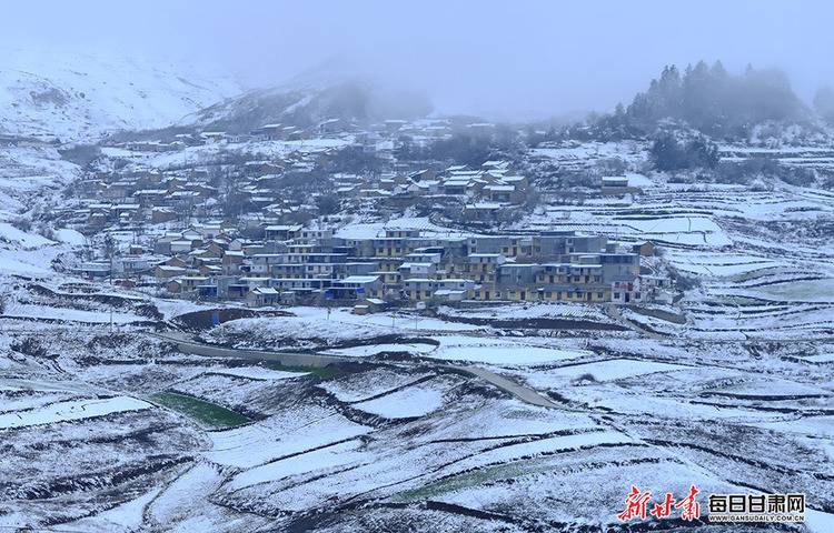 首页>文旅4月16日,春雪后的武都区马营镇,池坝乡云雾缭绕,白雪皑皑