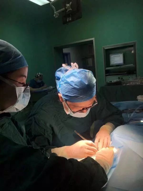 怀孕8个月的女医生给患者手术时突感不适！接下来发生的事感动了