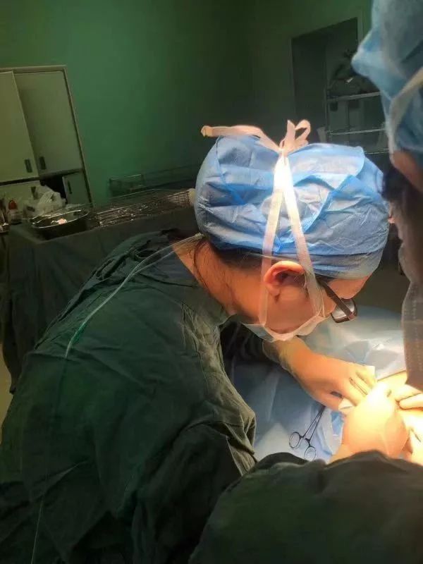 怀孕8个月的女医生给患者手术时突感不适！接下来发生的事感动了