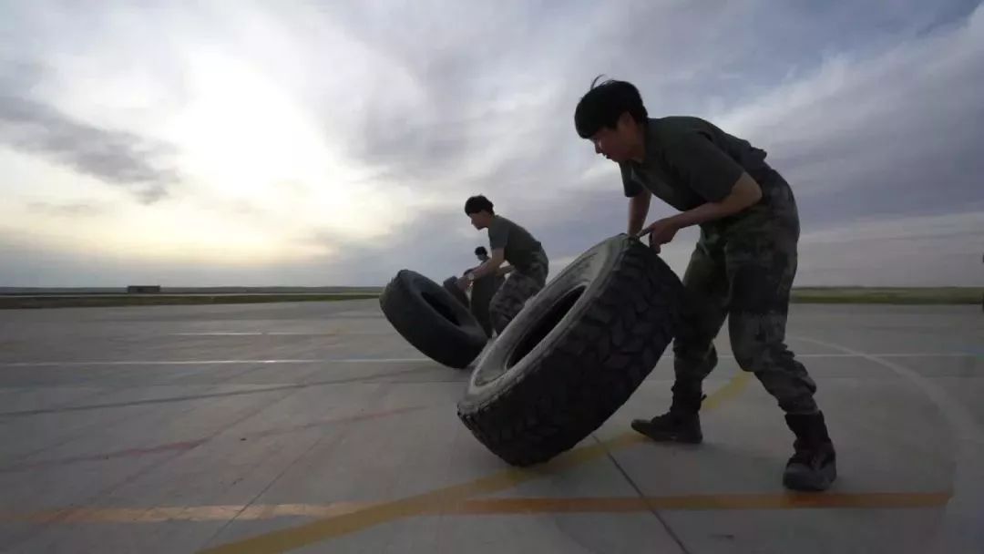 愿为萤火，点亮祖国！这才是中国青年该有的模样！