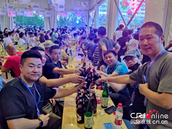花海里的啤酒文化嘉年华 沈阳沈北新区邀市民“喝一杯”