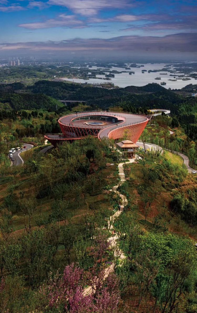 龙泉山丹景台"城市之眼".图据成都龙泉山城市森林公园管委会