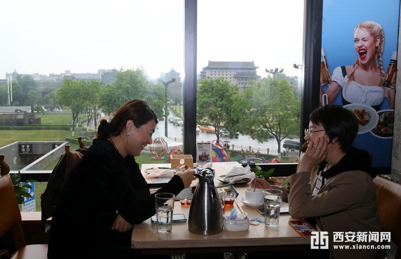 【全球美食在西安】德国餐馆兰巴赫:当地道德餐与古城墙同框