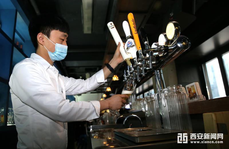 【全球美食在西安】德国餐馆兰巴赫:当地道德餐与古城墙同框