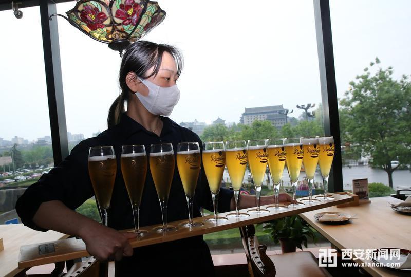 【全球美食在西安】德国餐馆兰巴赫:当地道德餐与古城墙同框