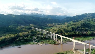 中老铁路两座跨湄公河特大桥架梁全部完成_fororder_d7c027d0739a7da1299199447525ce39