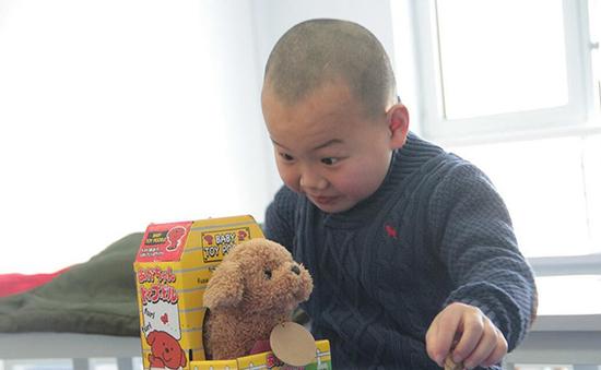 6岁快递男孩暂被送到福利院 过了生平第一个生日