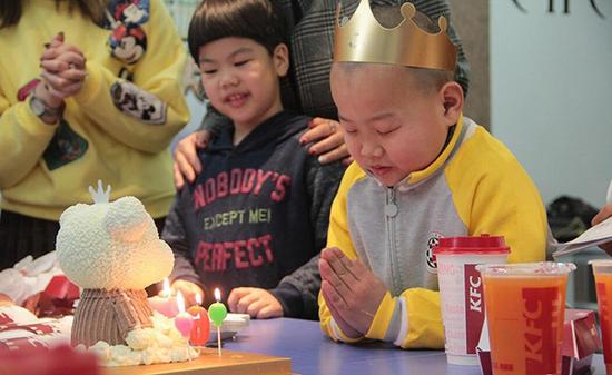 6岁快递男孩暂被送到福利院 过了生平第一个生日