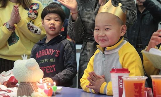 6岁快递男孩暂被送到福利院 过了生平第一个生日