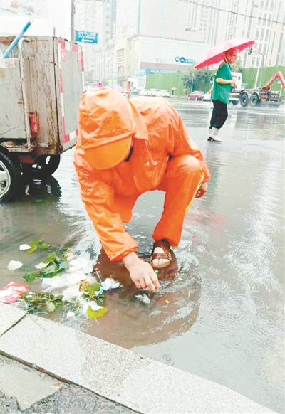 3000余名环卫工人雨中作业 全力做好城市防汛工作
