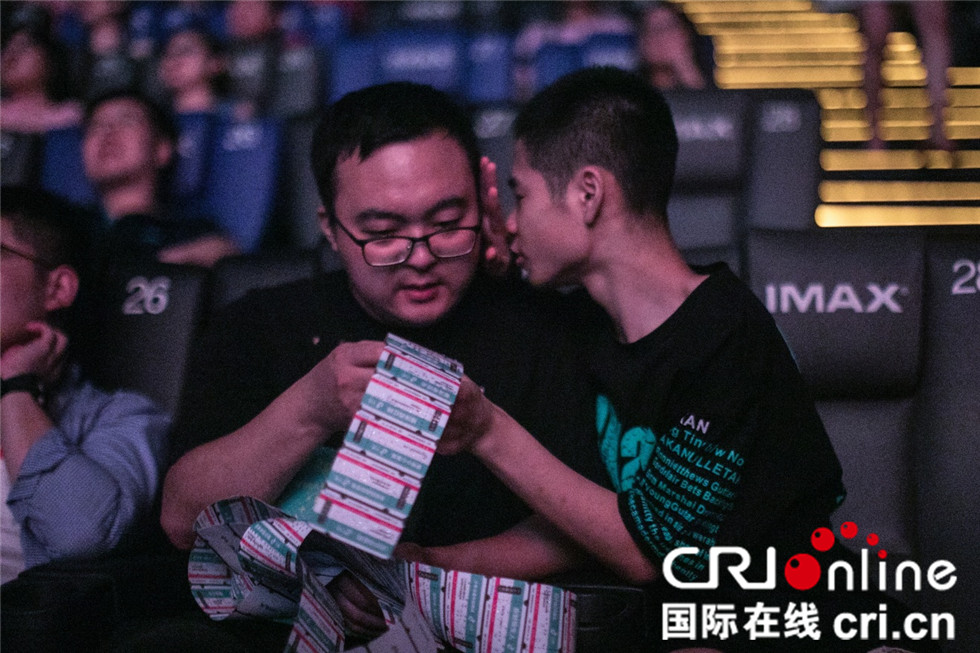 暖心！老师自制3.2米盲文电影票，帮失明男孩圆梦