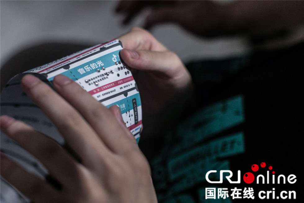 暖心！老师自制3.2米盲文电影票，帮失明男孩圆梦