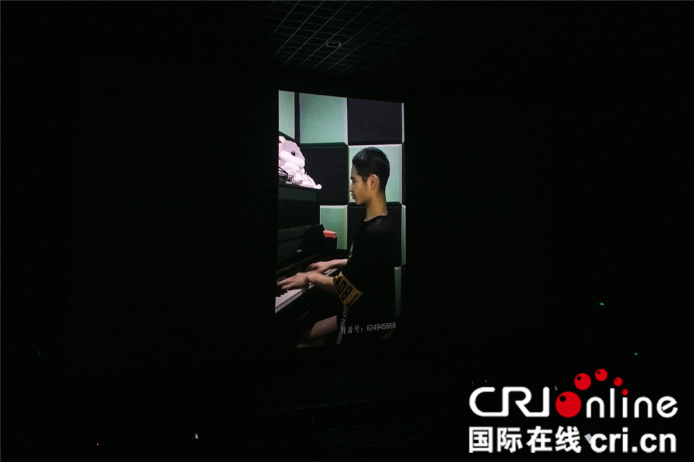 暖心！老师自制3.2米盲文电影票，帮失明男孩圆梦