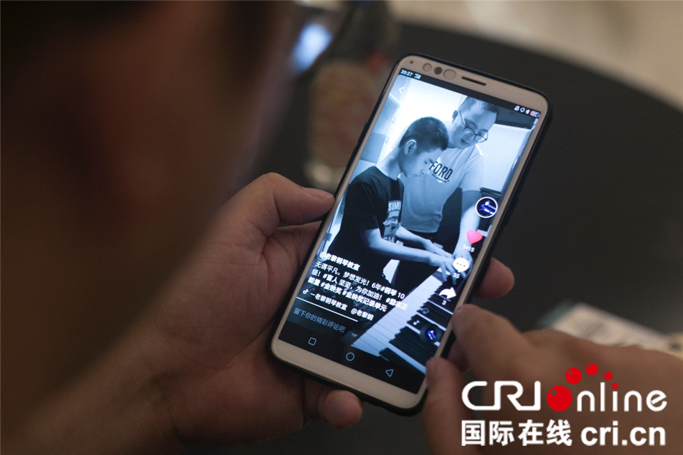 暖心！老师自制3.2米盲文电影票，帮失明男孩圆梦