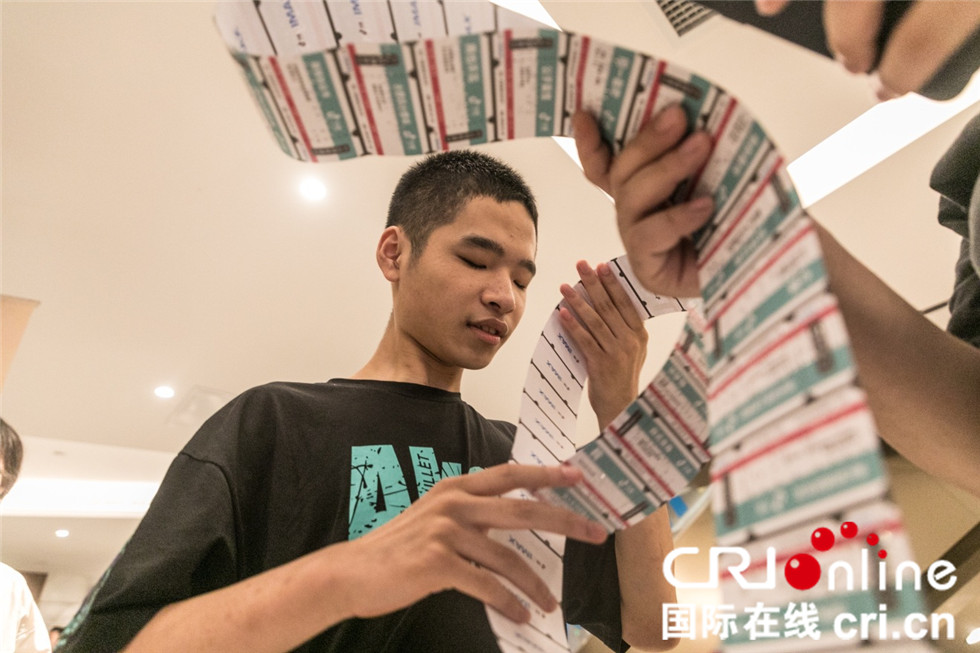 暖心！老师自制3.2米盲文电影票，帮失明男孩圆梦