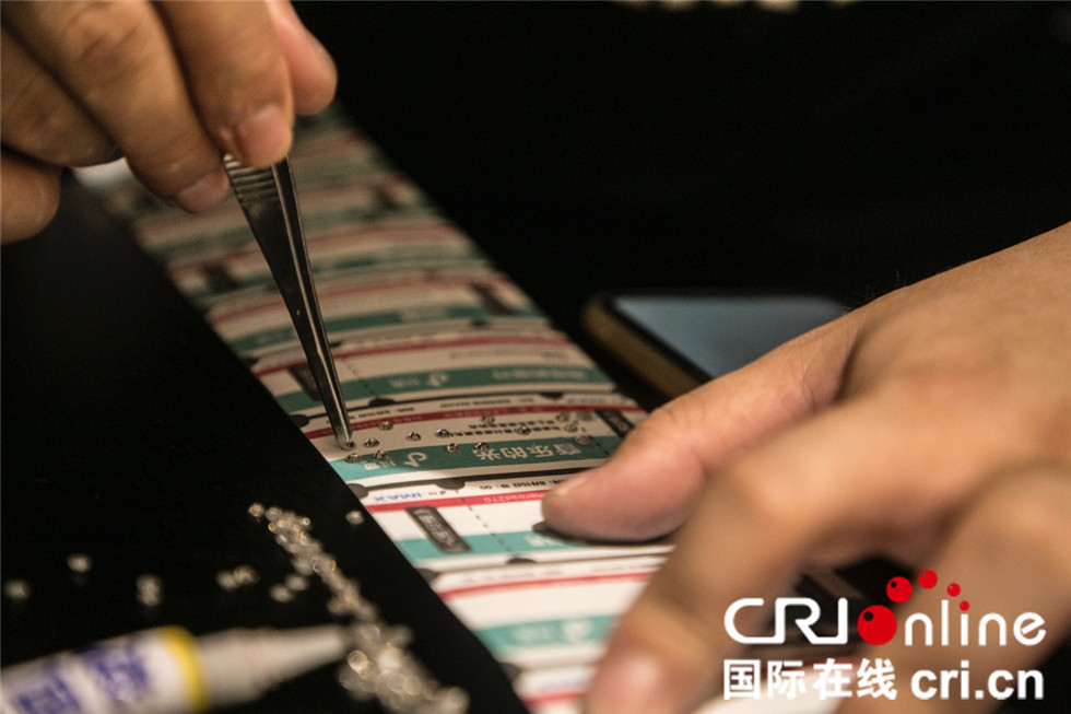 暖心！老师自制3.2米盲文电影票，帮失明男孩圆梦