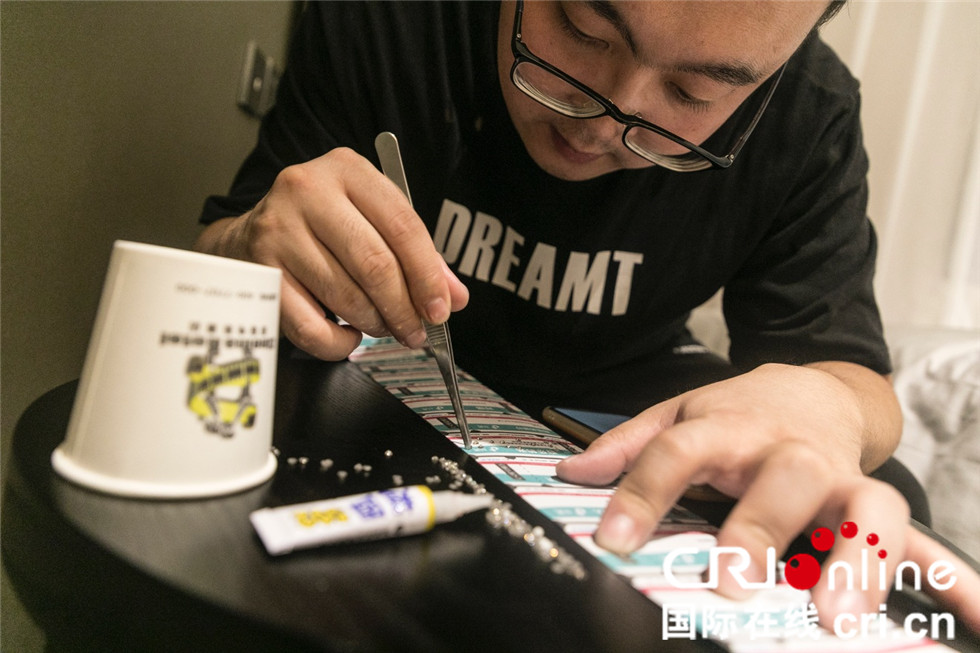 暖心！老师自制3.2米盲文电影票，帮失明男孩圆梦