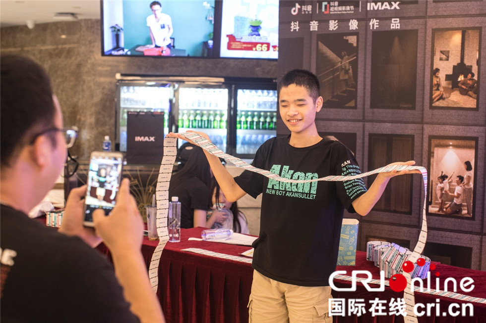 暖心！老师自制3.2米盲文电影票，帮失明男孩圆梦