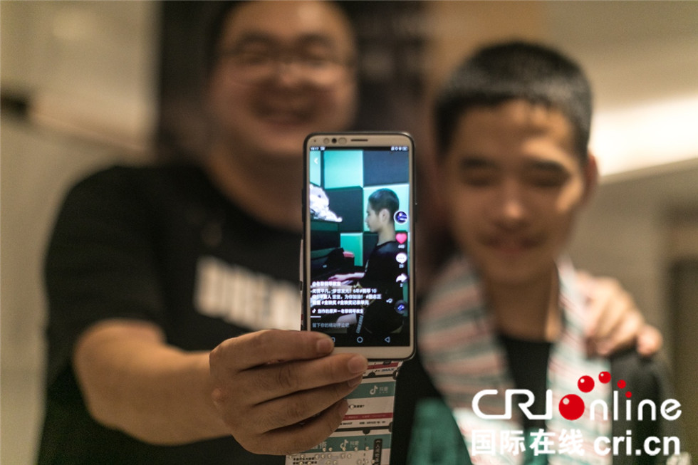 暖心！老师自制3.2米盲文电影票，帮失明男孩圆梦