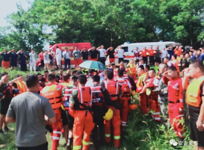 “兄弟，我们带你回家！”