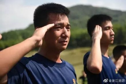 “兄弟，我们带你回家！”