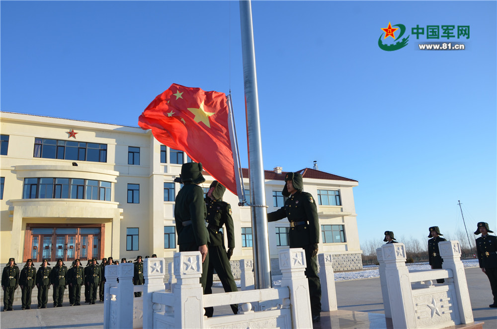 除了"冰花男孩",还有风雪中戍边的中国军人(组图)