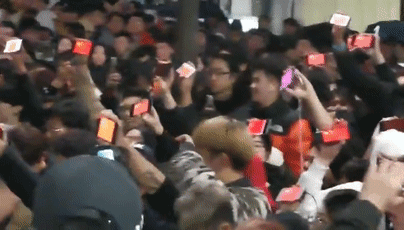 中国留学生高唱国歌压制“港独” 冒雨为国旗撑伞
