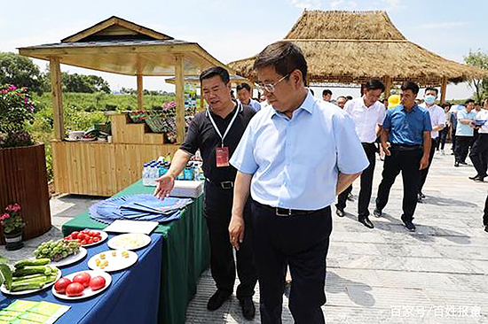 吉林省委常委,长春市委书记王凯(前)参观走访雪村民宿景区 供图 长春