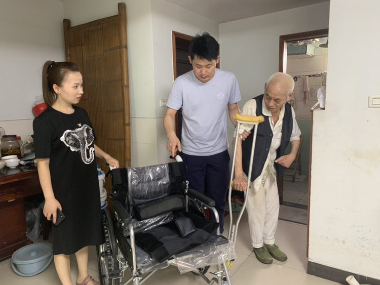 【B】重庆两江新区嘉兴社区：爱心轮椅送上门 温情助残暖人心