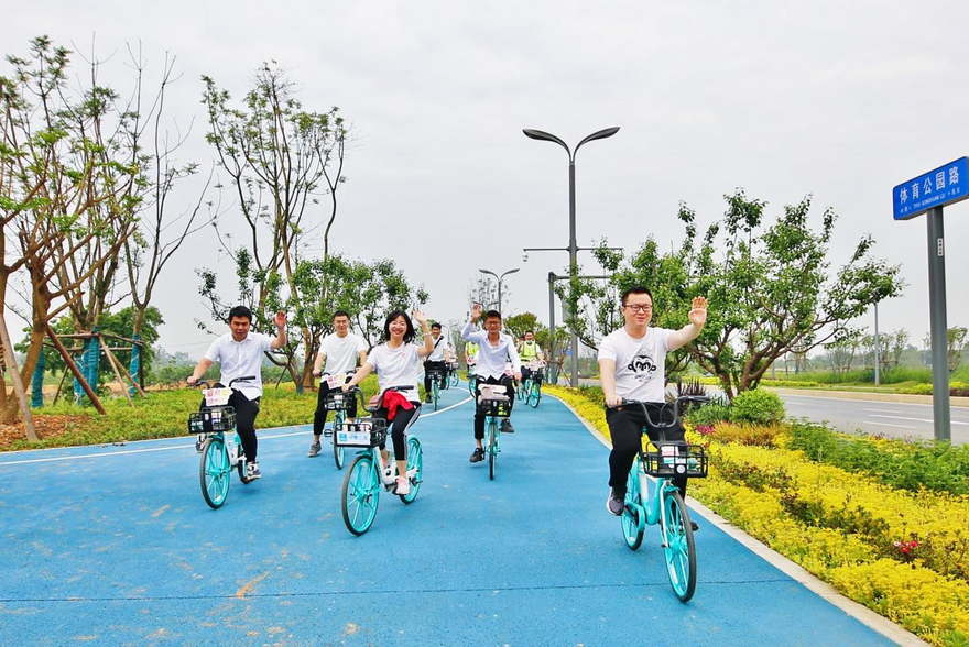 More Than 100 Young Volunteers in Chengdu Cycle around Dong'an Lake World University Games Park_fororder_2