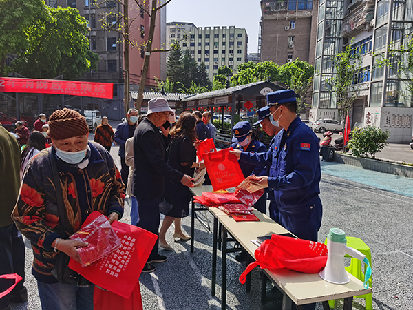 达州市通川区：消防“坝坝会”进社区 筑牢安全防火墙_fororder_消防宣传员分发宣传资料-摄影-杨文艺