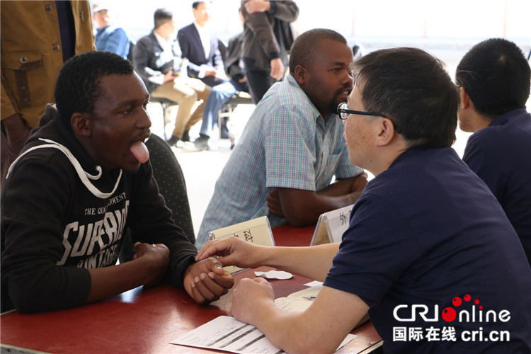 中国援津巴布韦医疗队为中企员工做义诊