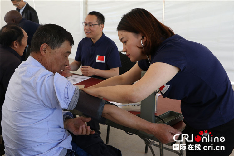 中国援津巴布韦医疗队为中企员工做义诊