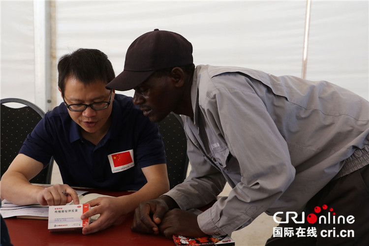 中国援津巴布韦医疗队为中企员工做义诊