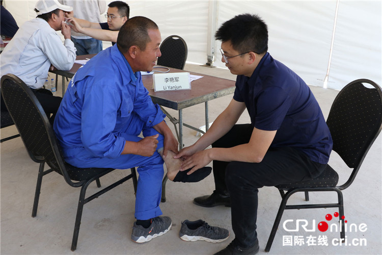 中国援津巴布韦医疗队为中企员工做义诊